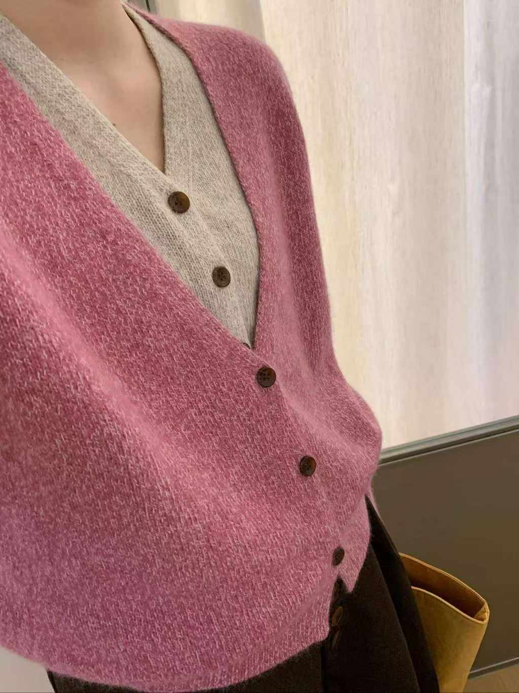 B92.可可家假兩件排釦V領配色毛衣