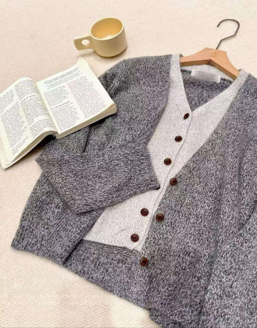 B92.可可家假兩件排釦V領配色毛衣