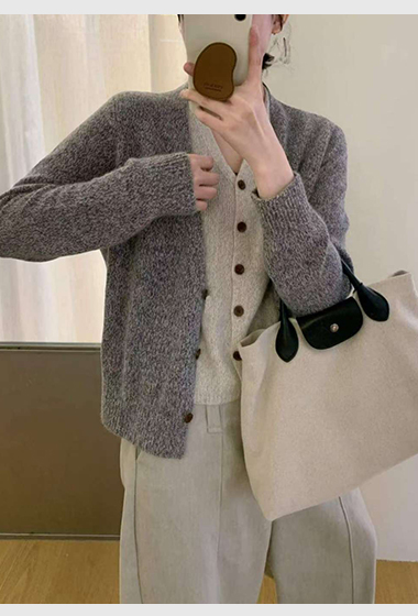 B92.可可家假兩件排釦V領配色毛衣