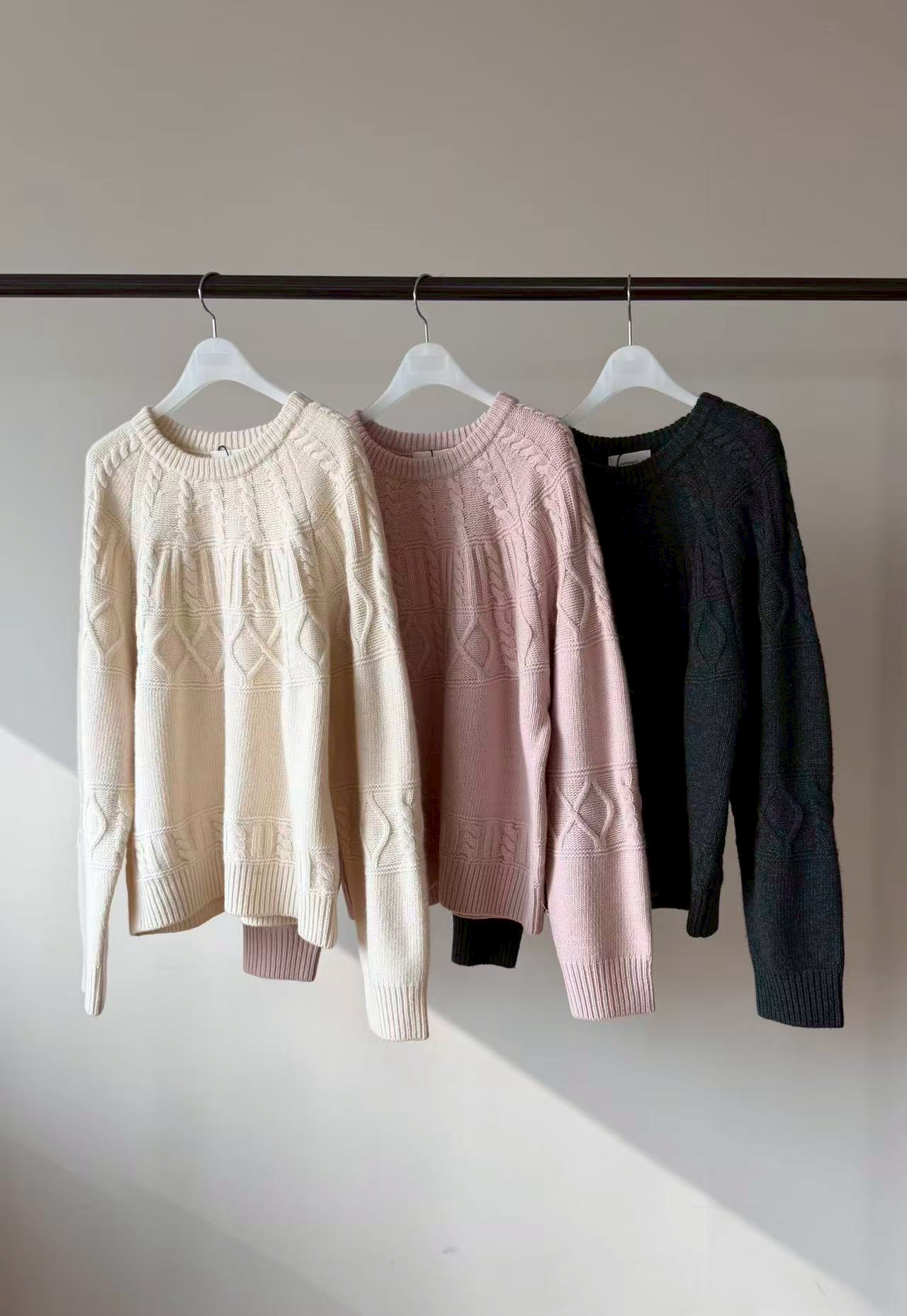 B51.瘦瘦歐膩圓領綻放麻花毛衣