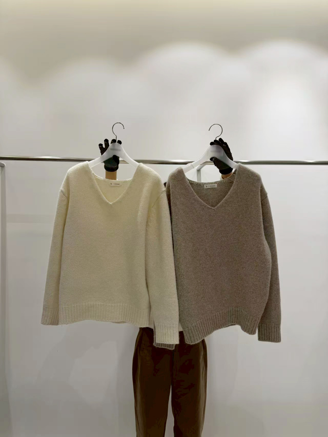 B98.質感家焦糖奶茶BABY駝羊毛V領毛衣