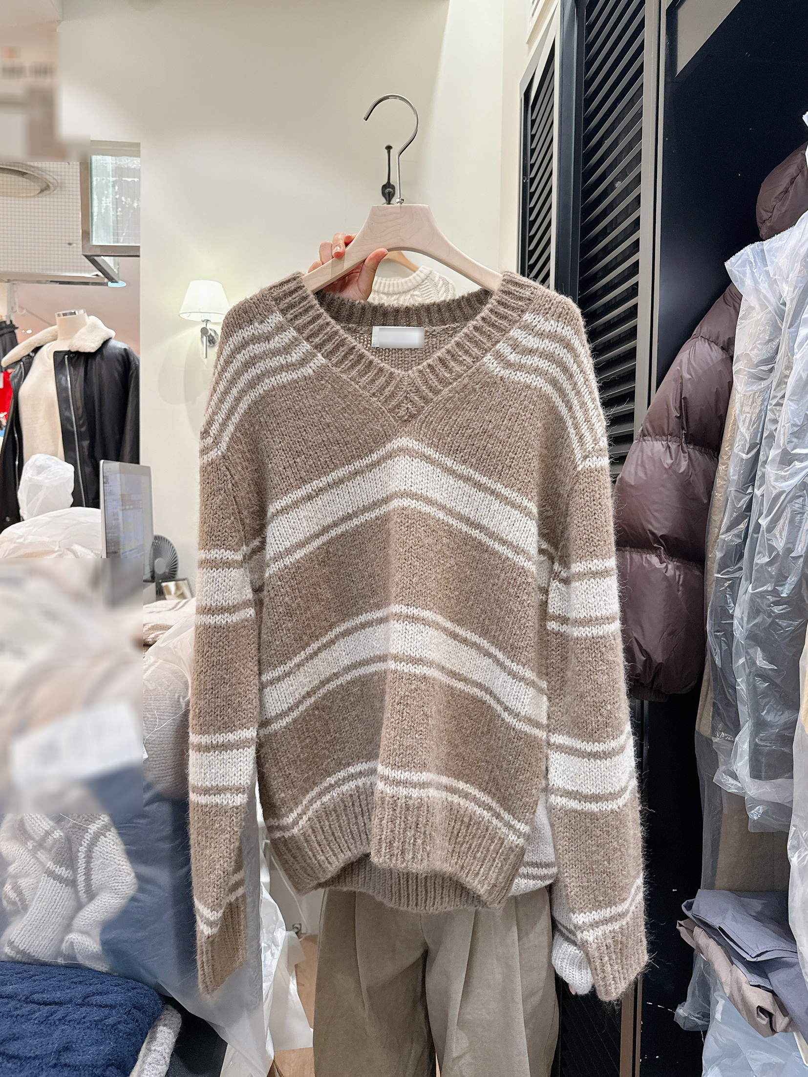 B73.冬日奶茶v領條紋毛衣