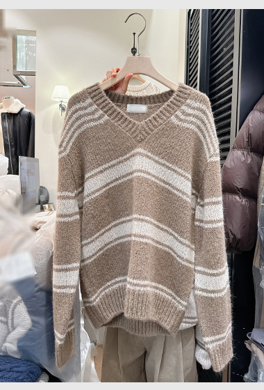 B73.冬日奶茶v領條紋毛衣