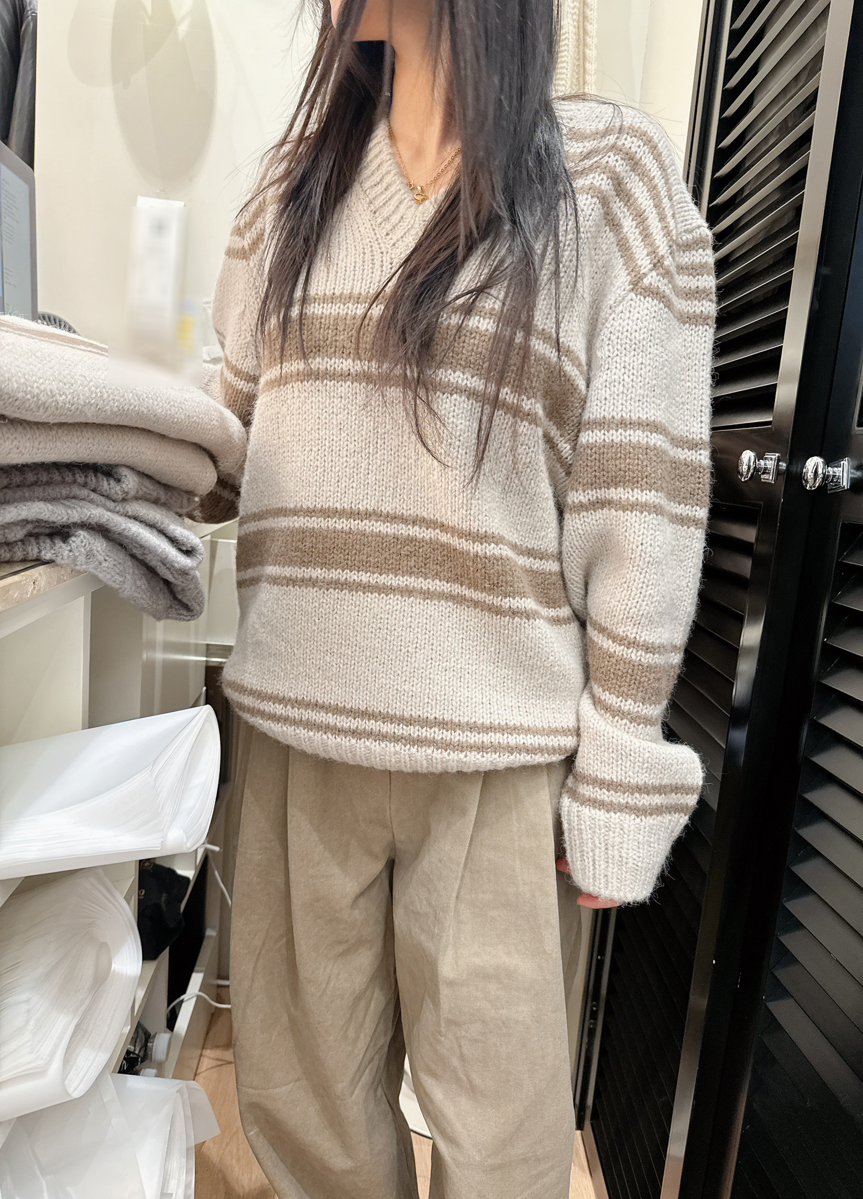 B73.冬日奶茶v領條紋毛衣