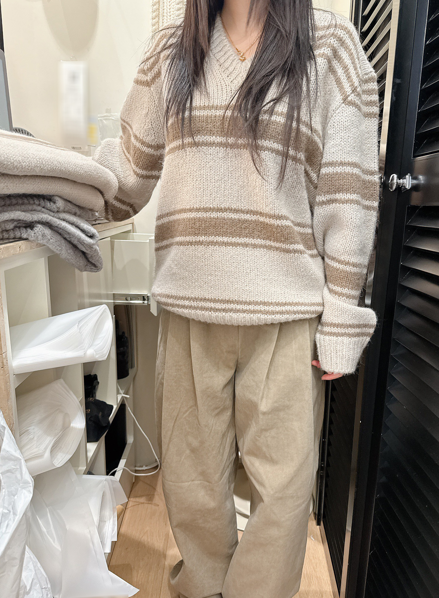 B73.冬日奶茶v領條紋毛衣