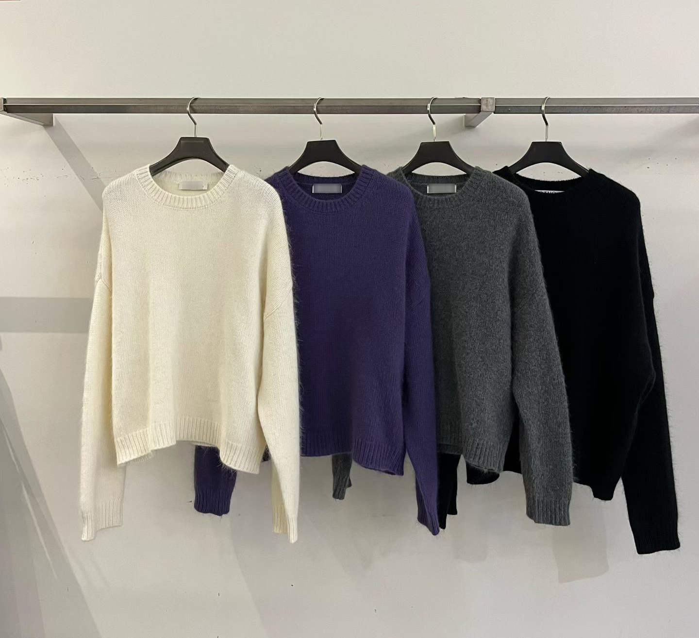 B50.女孩細緻完美圓領毛衣