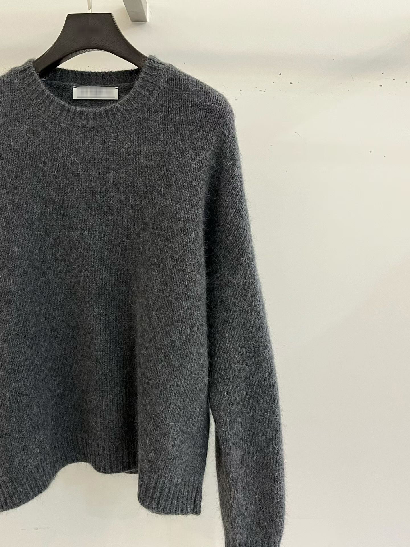 B50.女孩細緻完美圓領毛衣