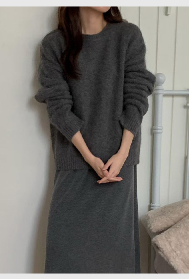 B50.女孩細緻完美圓領毛衣