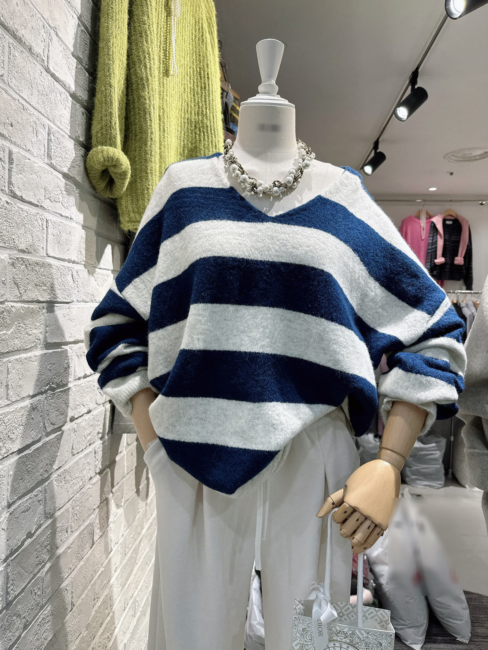 A16.韓國亮眼V領寬條毛衣
