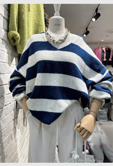 A16.韓國亮眼V領寬條毛衣