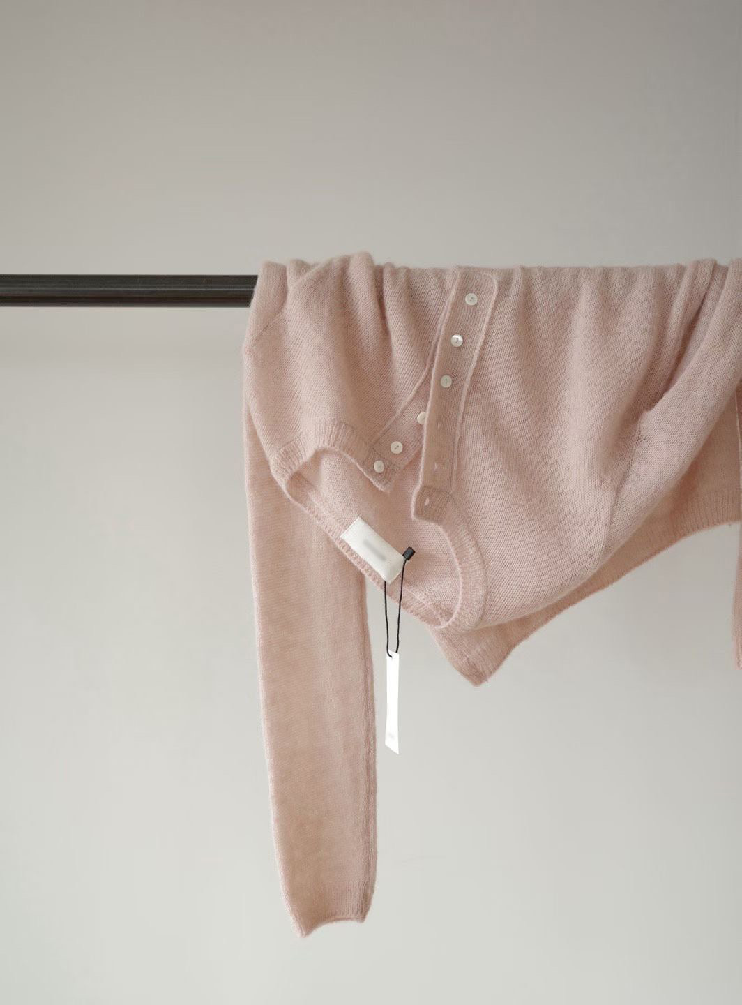 B26.瘦瘦歐膩粉嫩小排釦半門襟毛衣