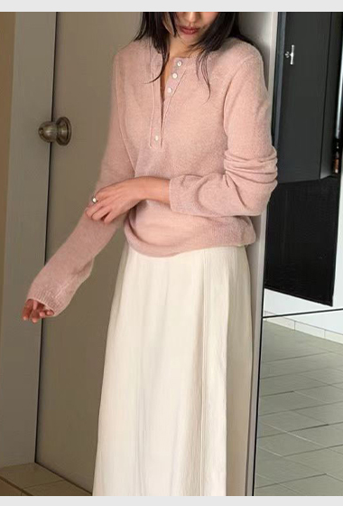 B26.瘦瘦歐膩粉嫩小排釦半門襟毛衣