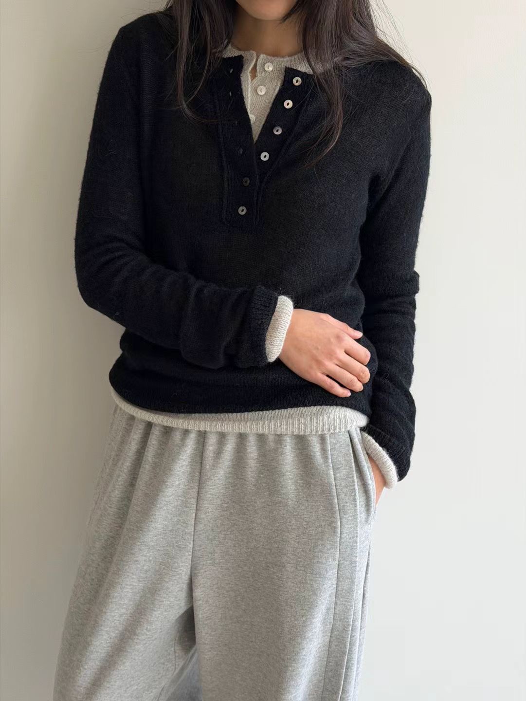 B26.瘦瘦歐膩粉嫩小排釦半門襟毛衣