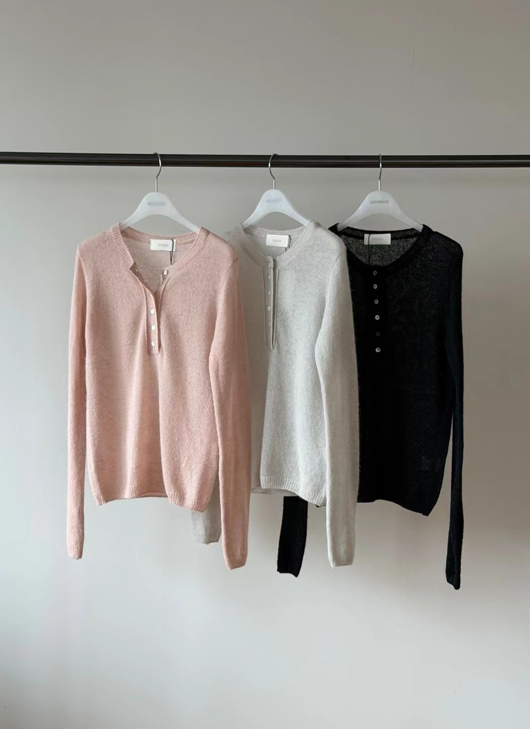 B26.瘦瘦歐膩粉嫩小排釦半門襟毛衣