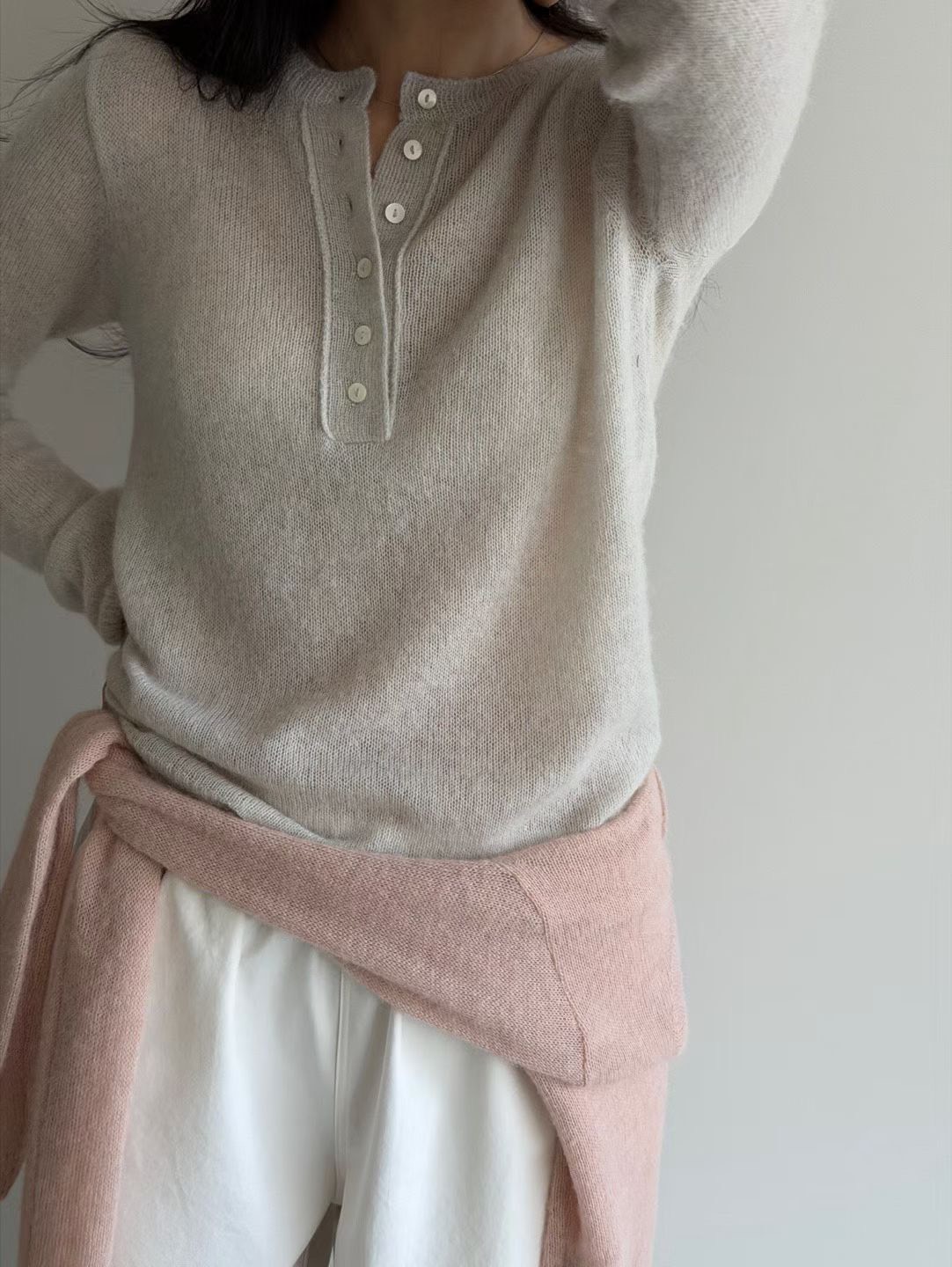 B26.瘦瘦歐膩粉嫩小排釦半門襟毛衣