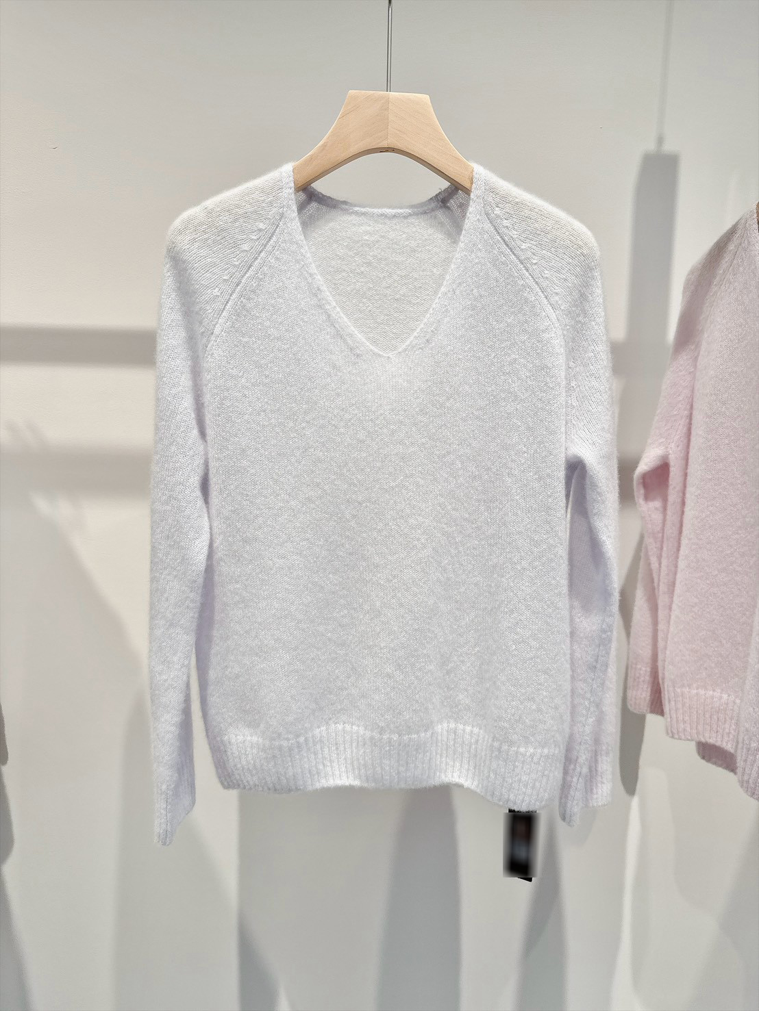 B84.柔彩75%CASHMERE V領毛衣