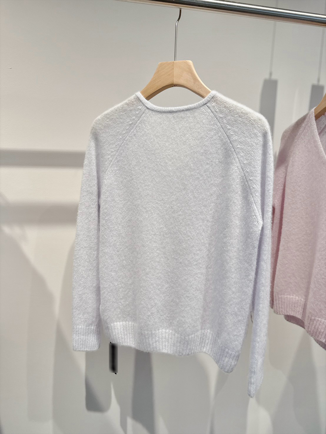B84.柔彩75%CASHMERE V領毛衣