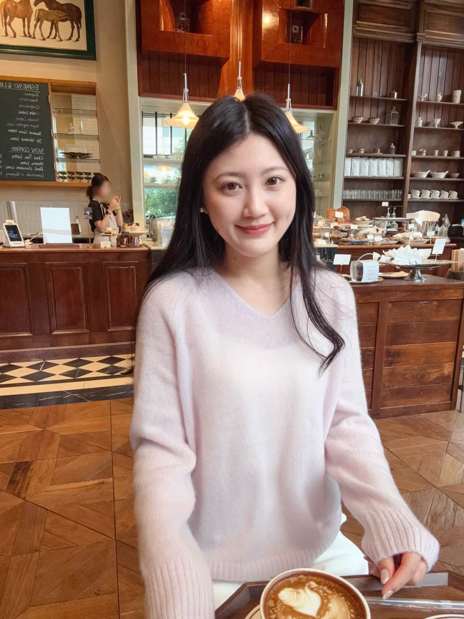 B84.柔彩75%CASHMERE V領毛衣
