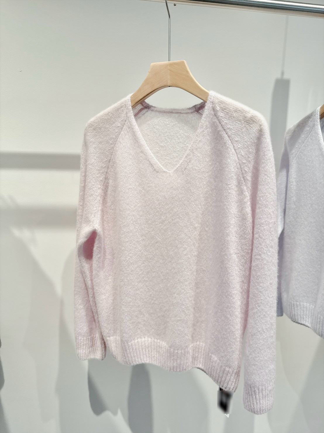 B84.柔彩75%CASHMERE V領毛衣