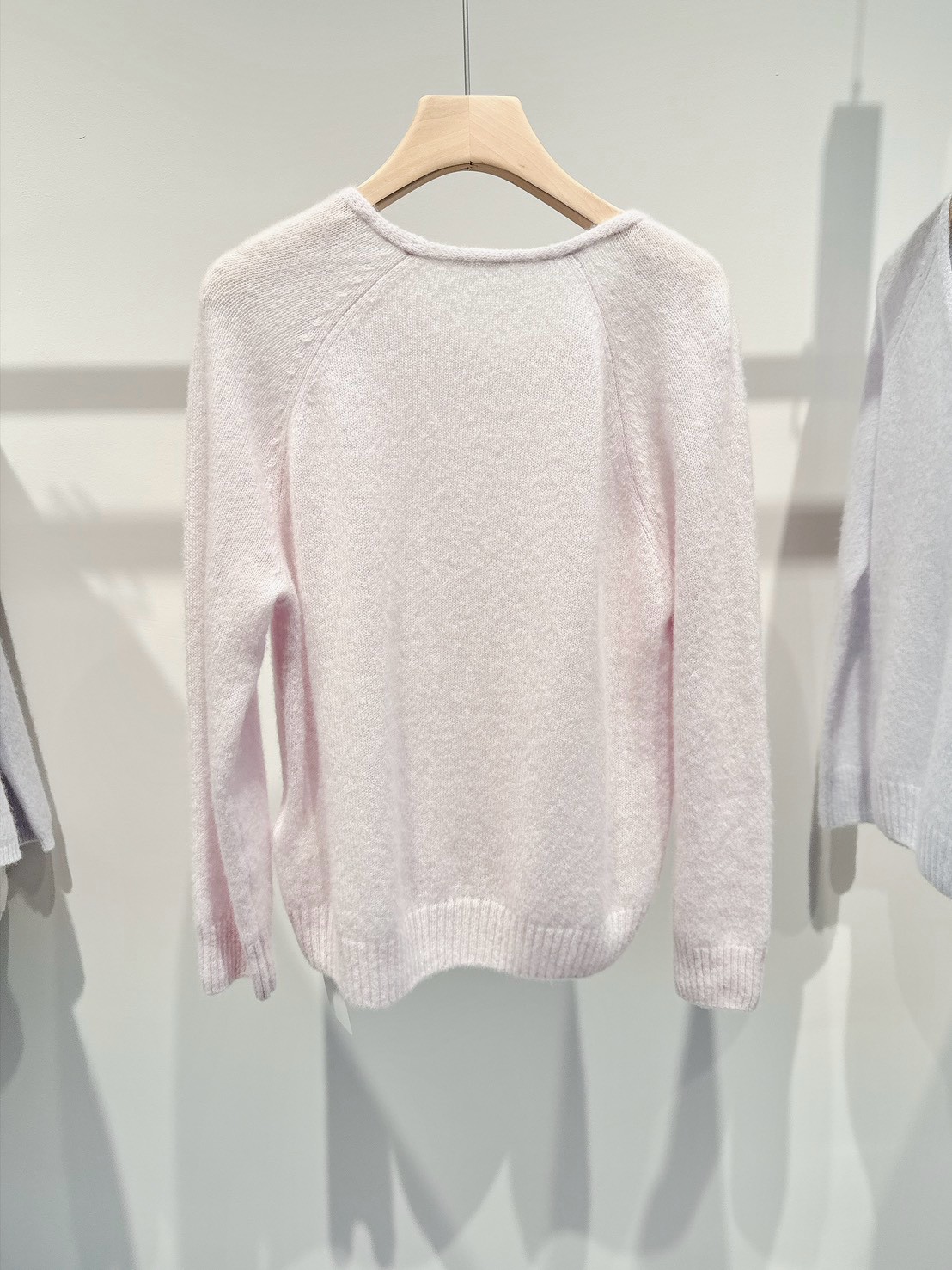 B84.柔彩75%CASHMERE V領毛衣