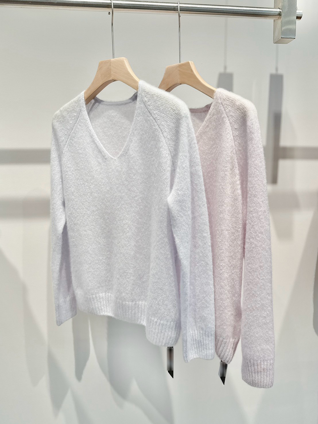 B84.柔彩75%CASHMERE V領毛衣