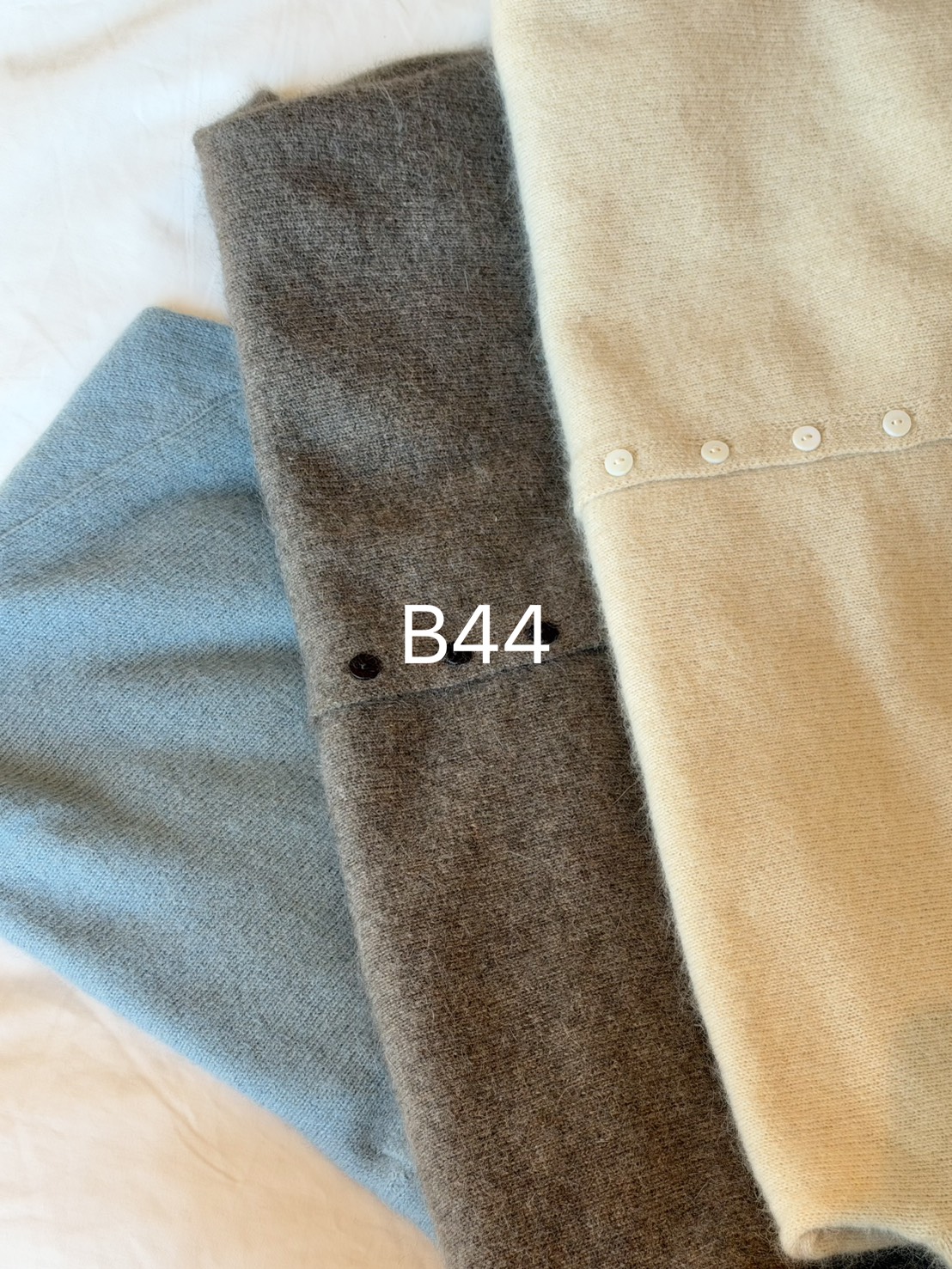 B44.微甜秋日小排釦毛衣