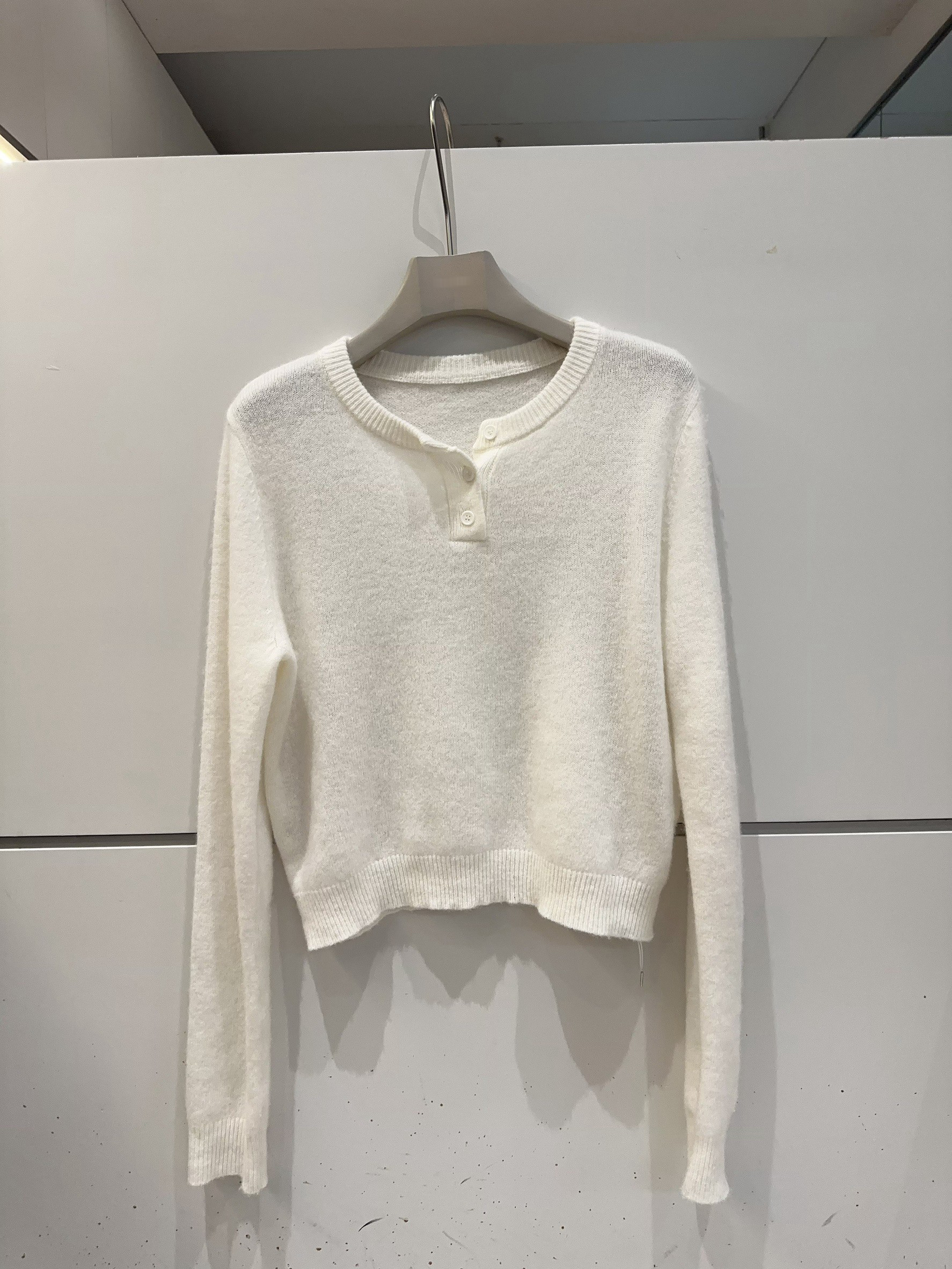 A40.小溫柔排釦100%WOOL毛衣