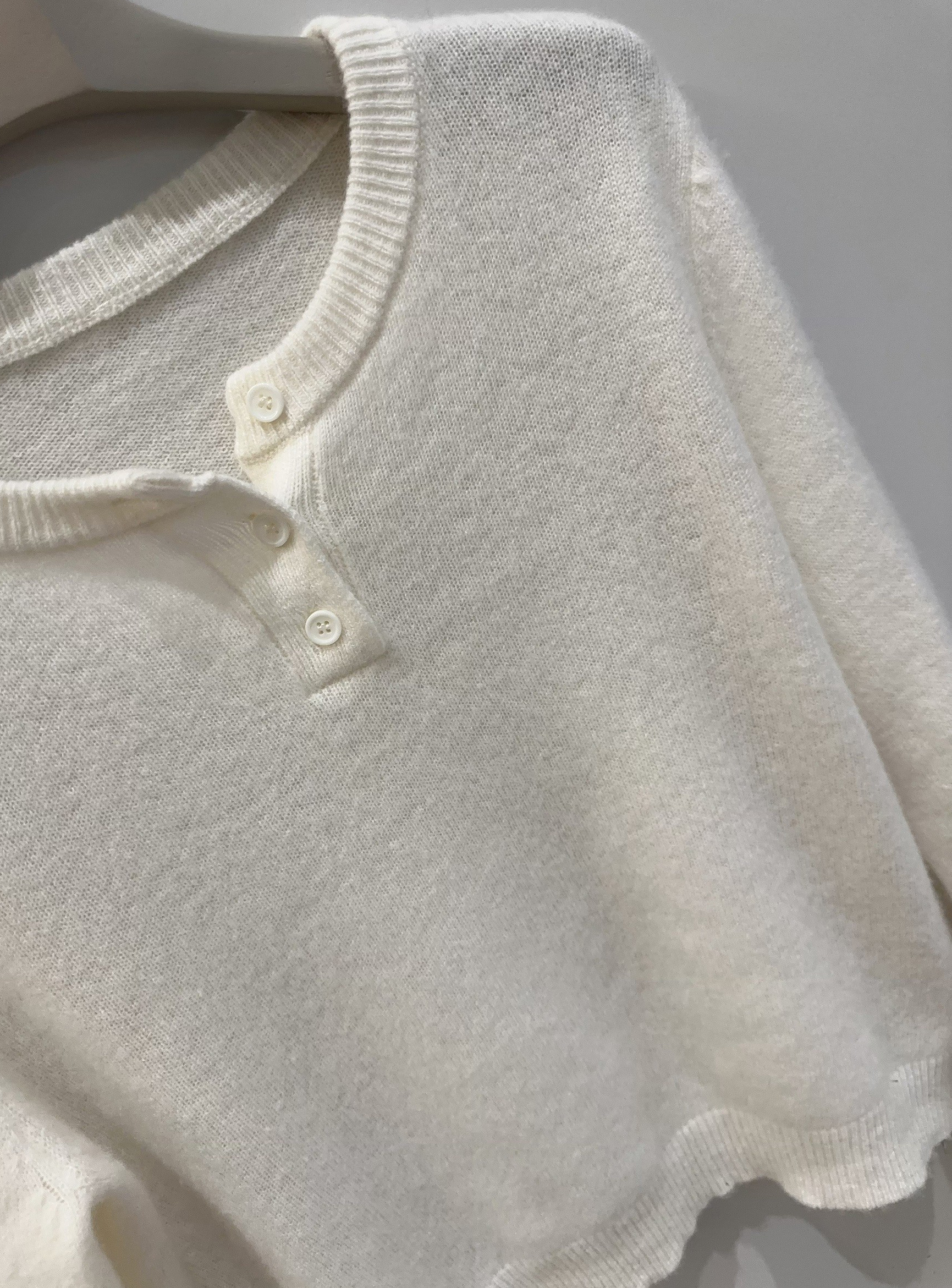 A40.小溫柔排釦100%WOOL毛衣
