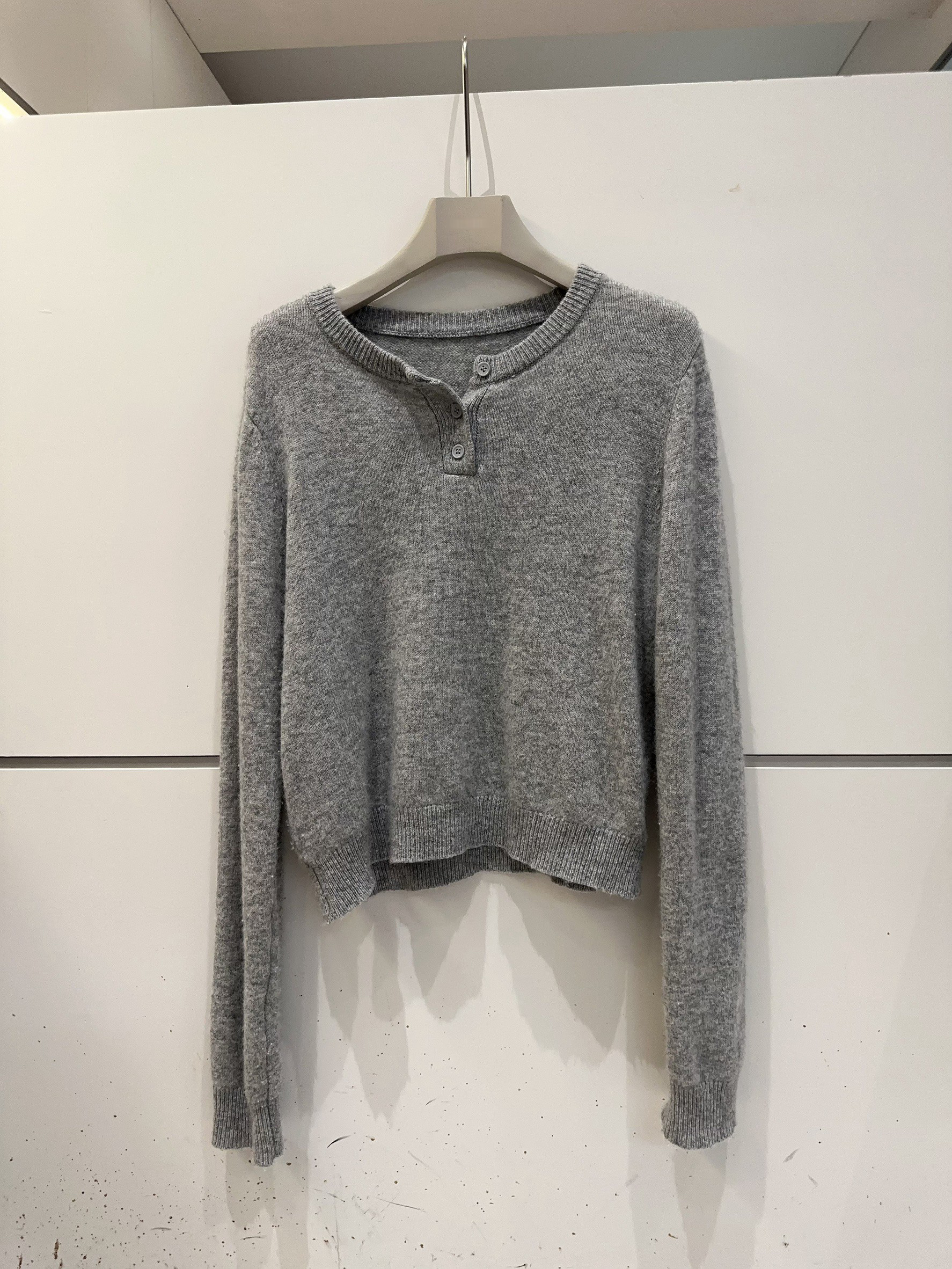 A40.小溫柔排釦100%WOOL毛衣