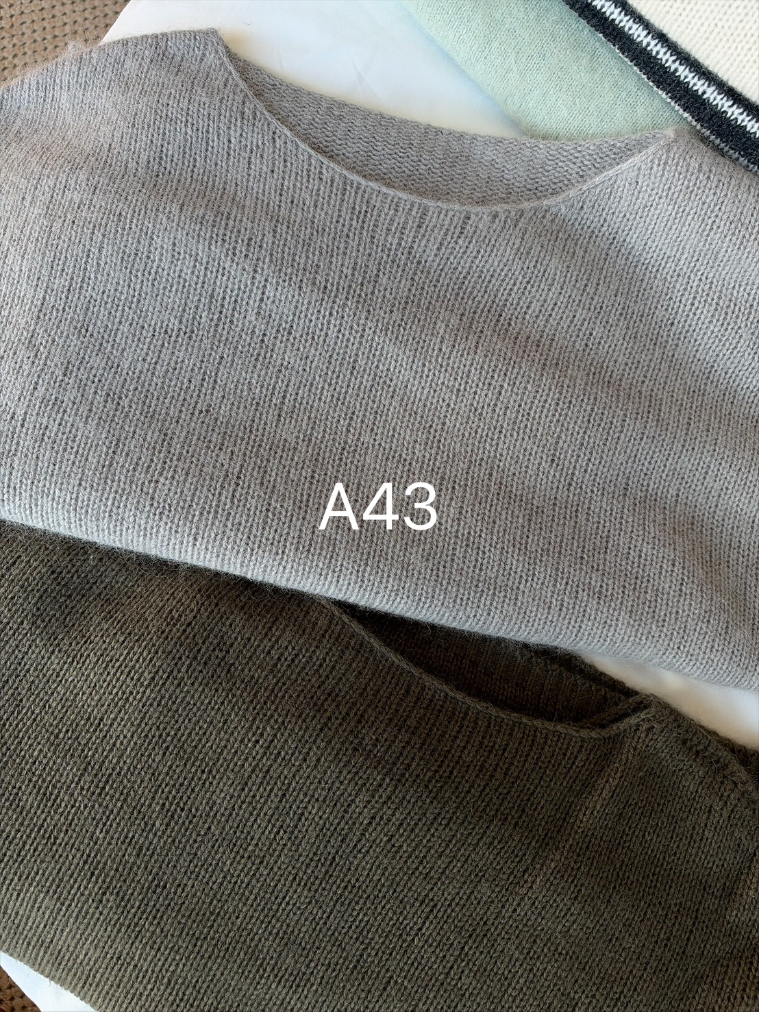 A43.溫柔浣熊無縫一字領毛衣