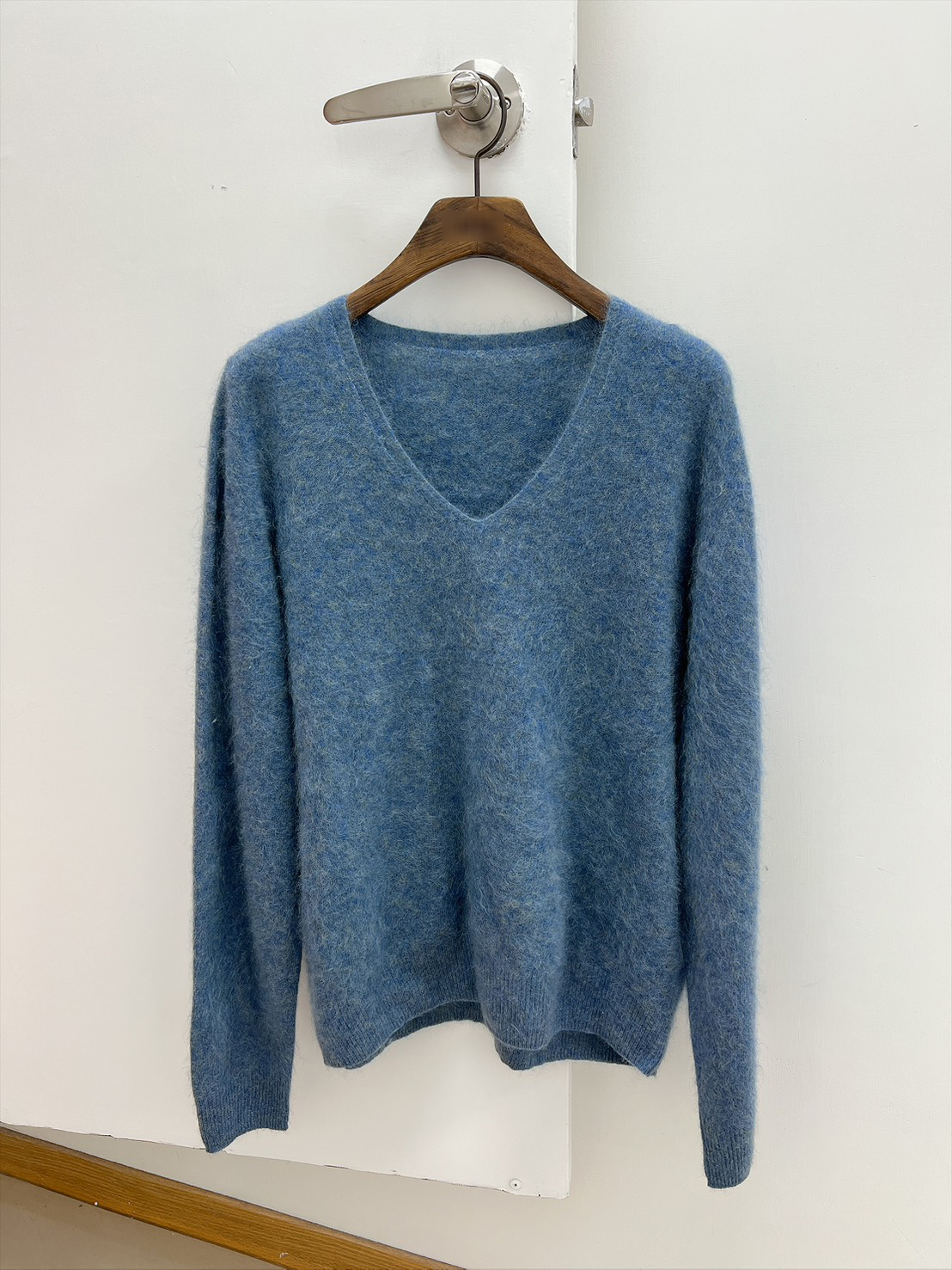 B09.冬日彩虹絨絨V領毛衣