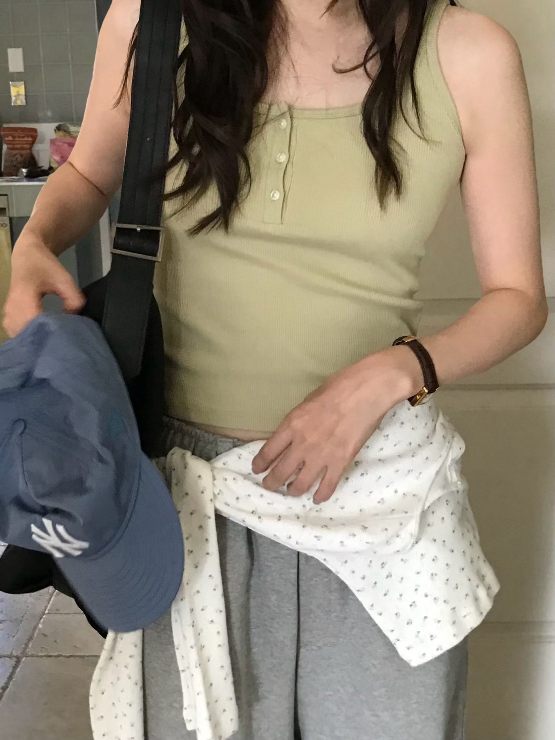 A91.小V家3釦細肩帶背心