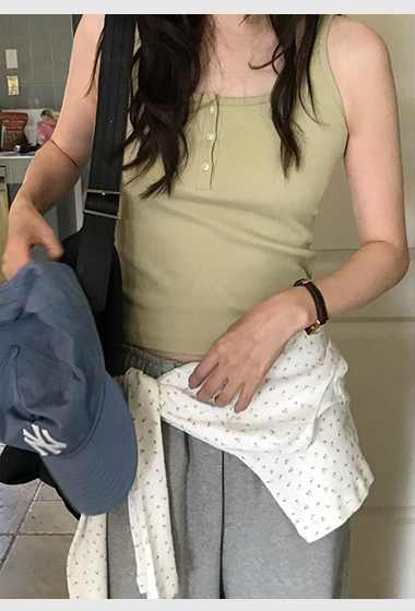 A91.小V家3釦細肩帶背心