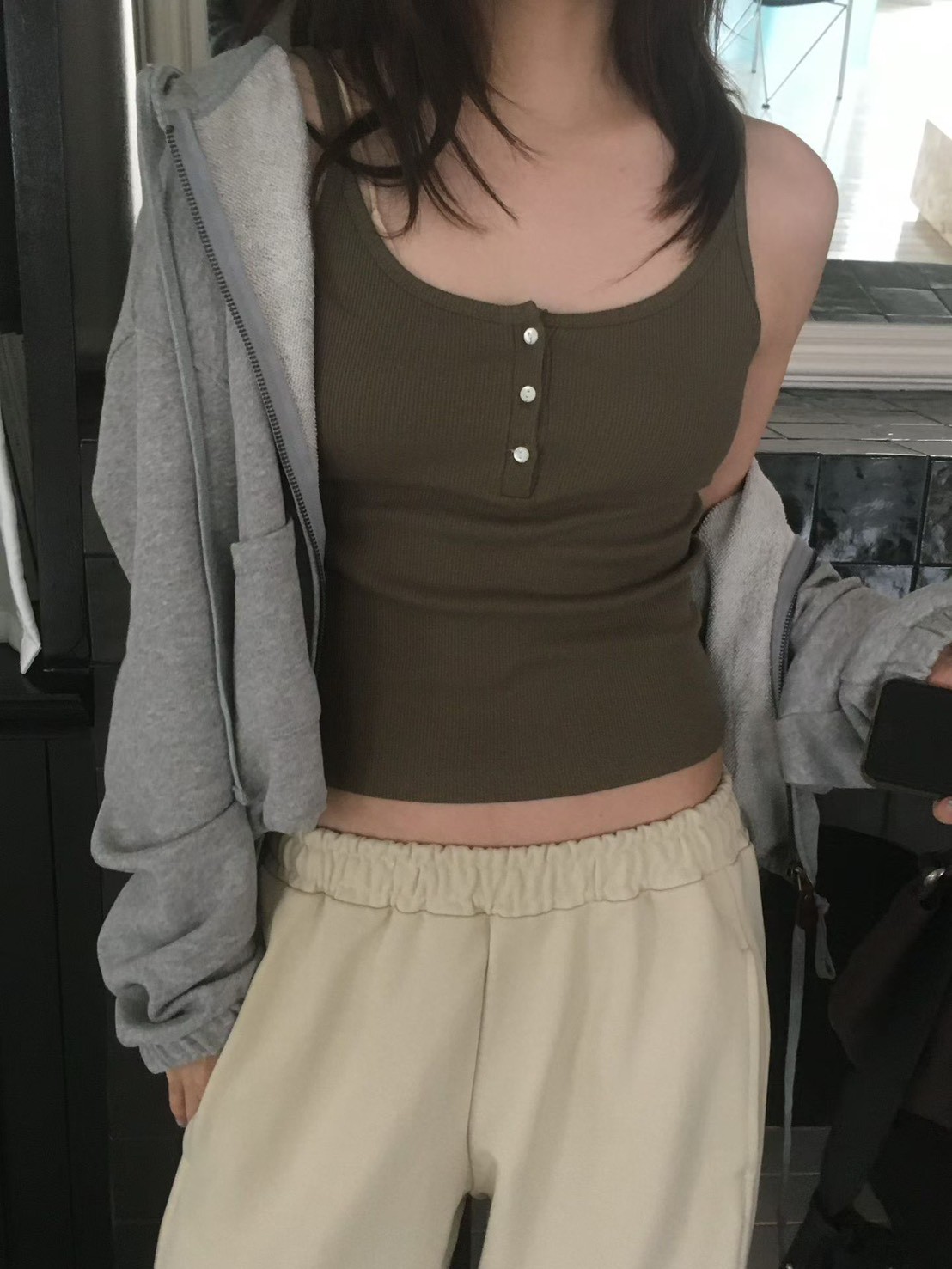 A91.小V家3釦細肩帶背心