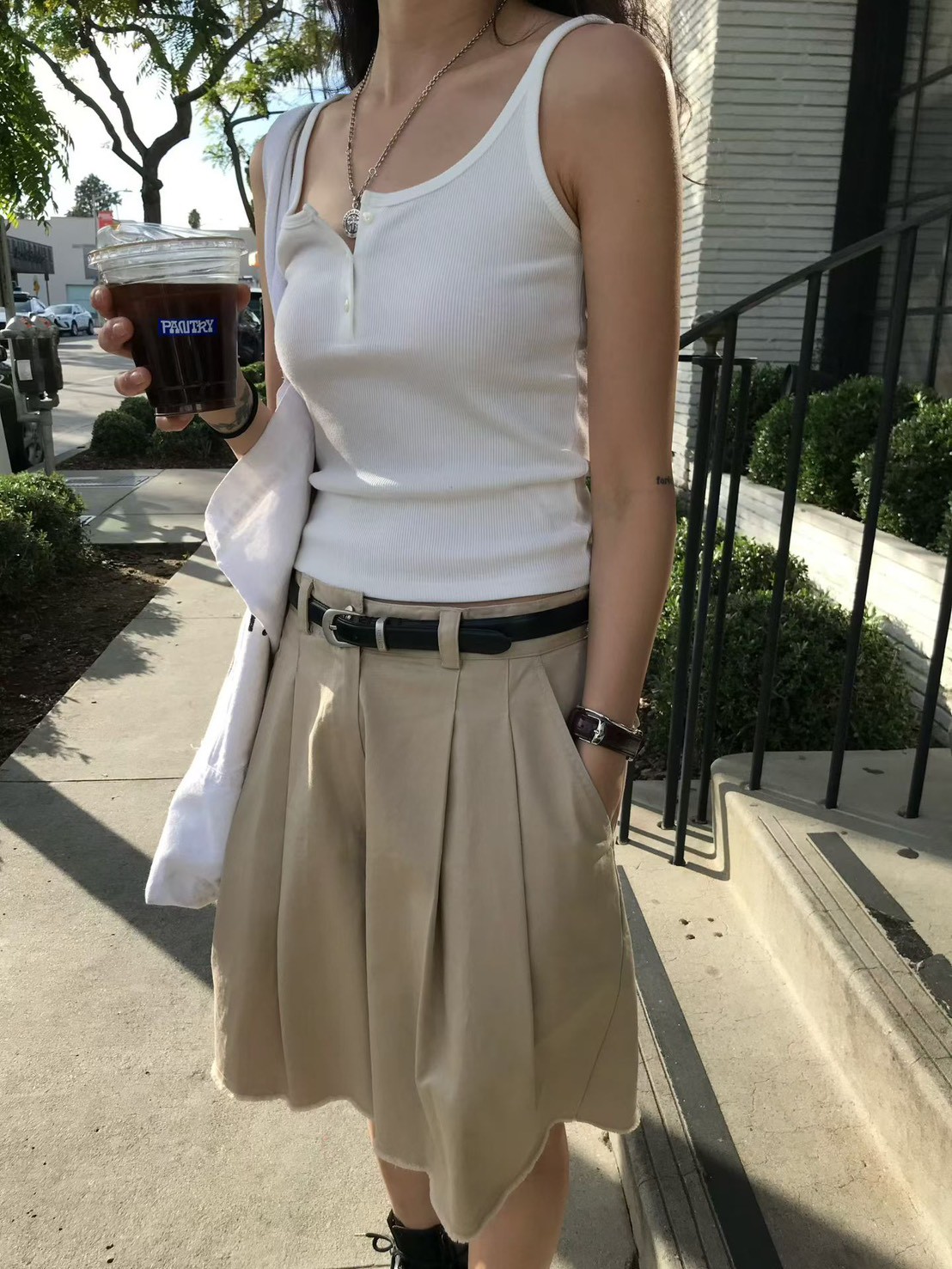 A91.小V家3釦細肩帶背心