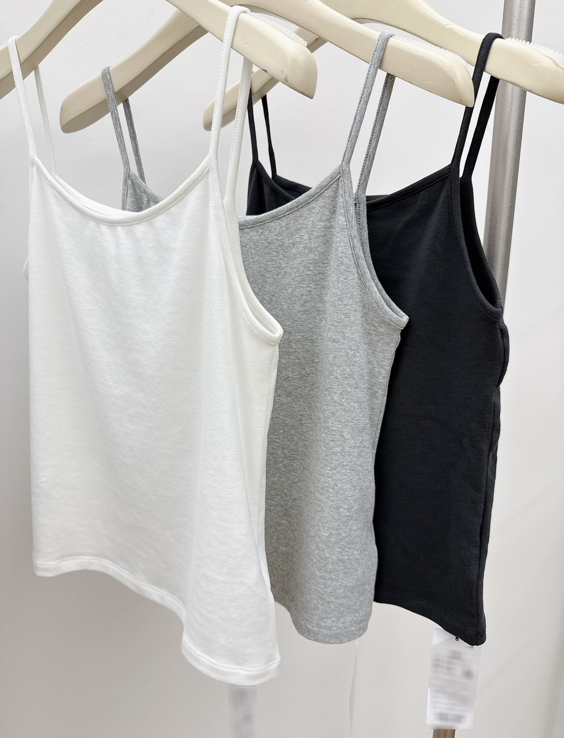 A05.基礎細肩帶天絲小背心