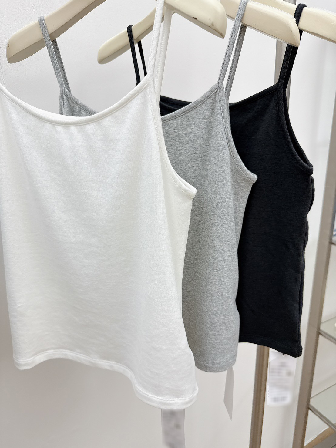 A05.基礎細肩帶天絲小背心