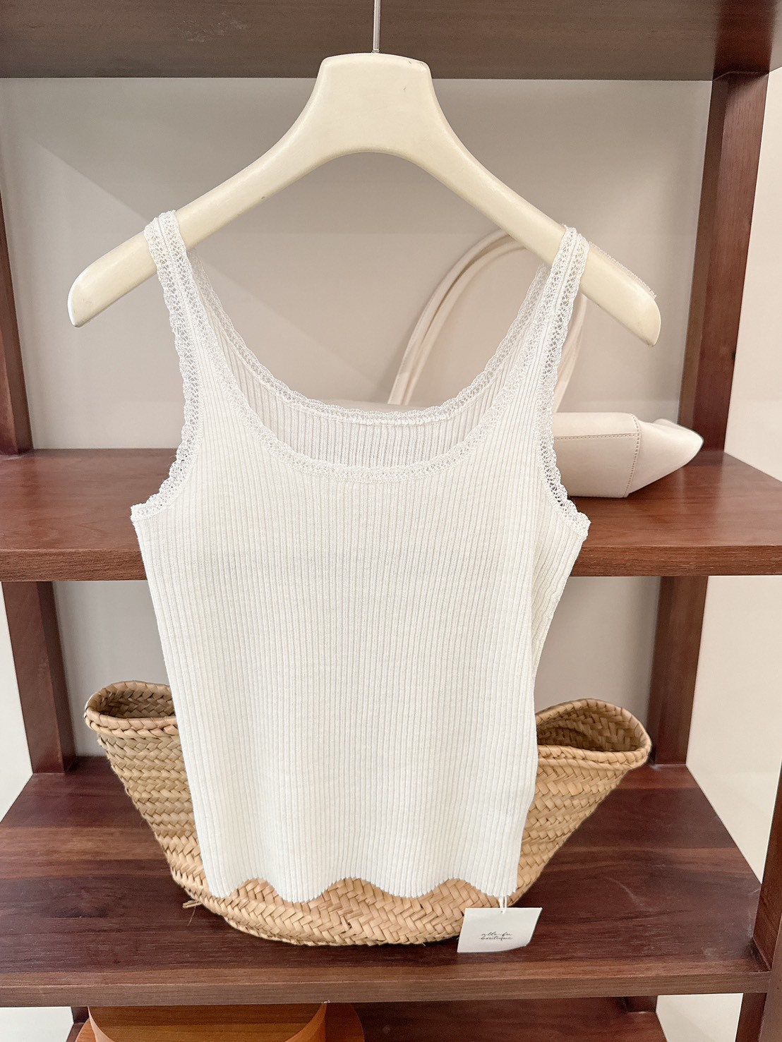 B41.蕾絲滾邊坑條小背心