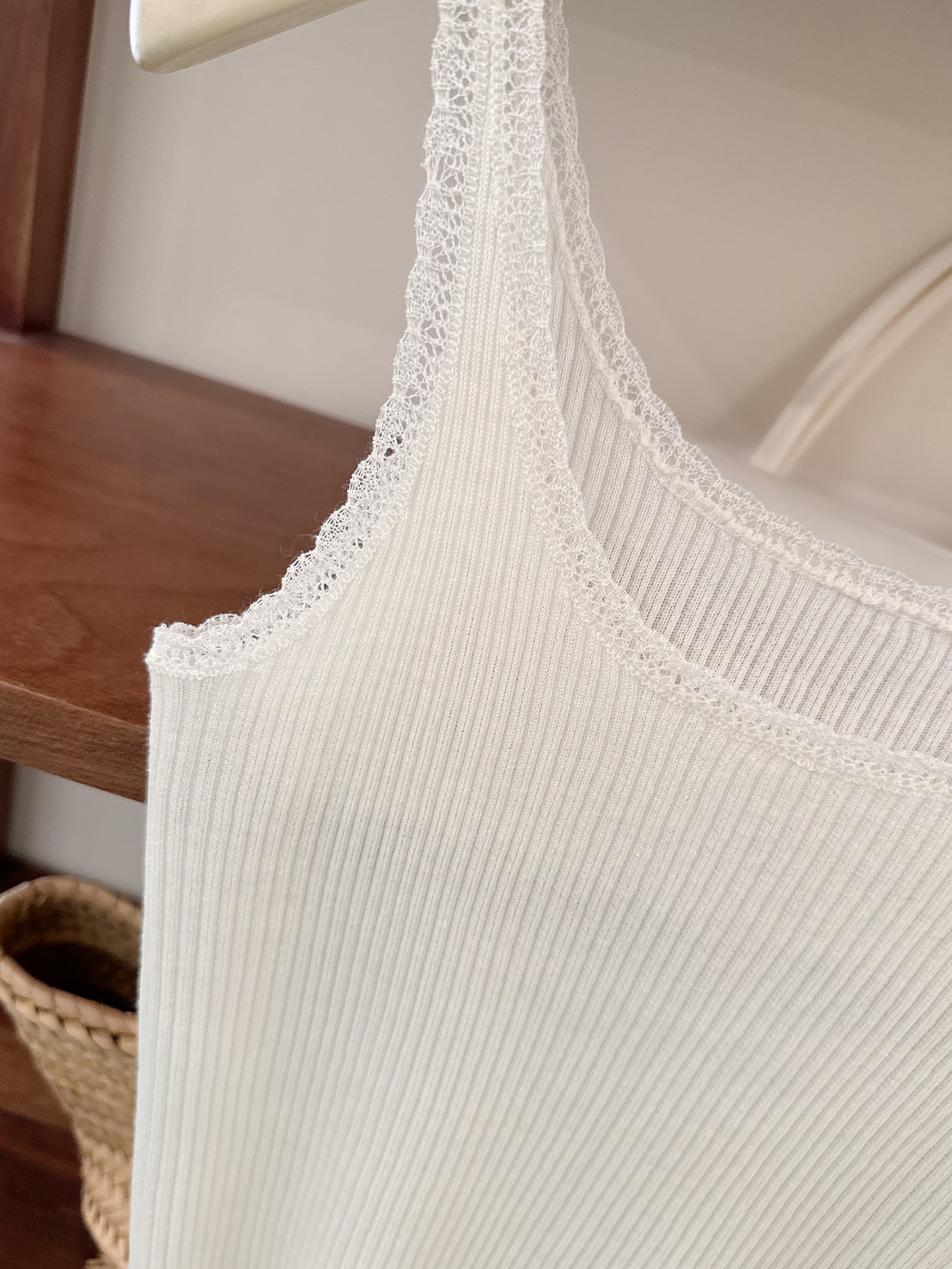 B41.蕾絲滾邊坑條小背心