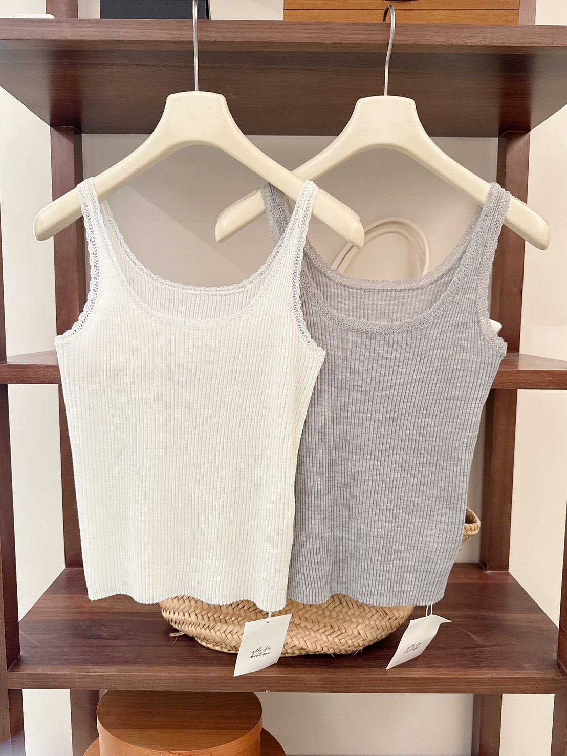 B41.蕾絲滾邊坑條小背心