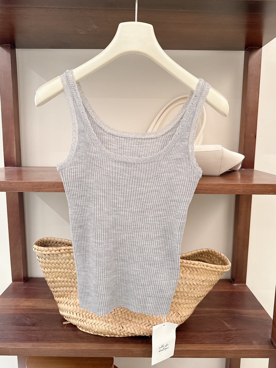 B41.蕾絲滾邊坑條小背心