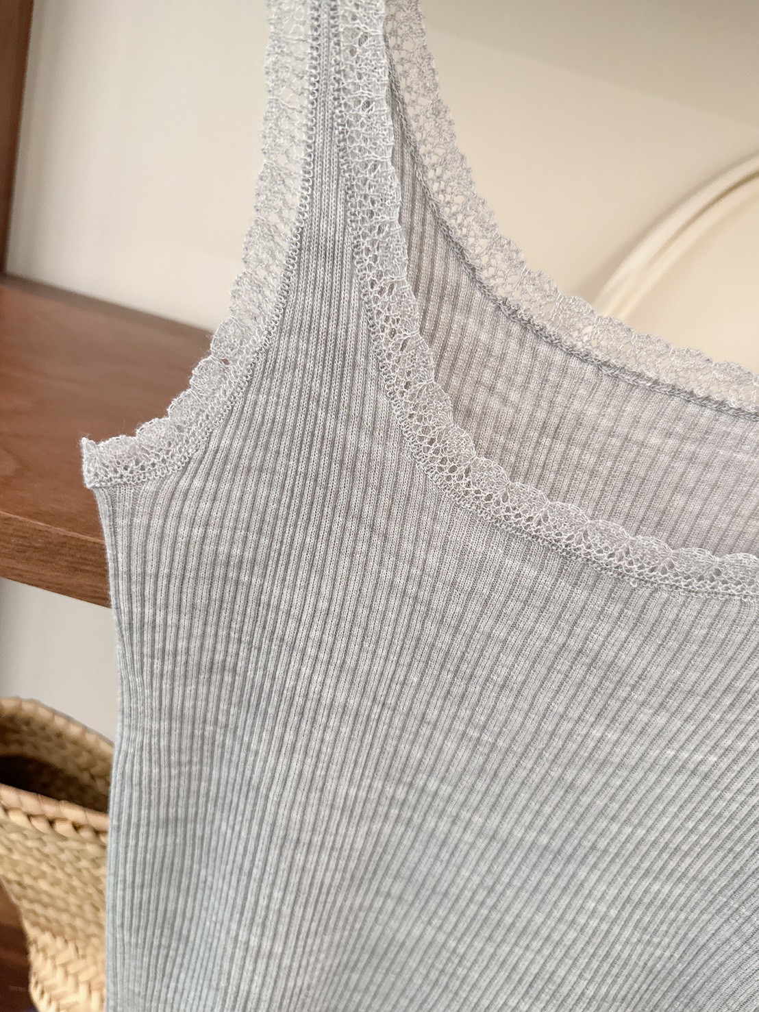 B41.蕾絲滾邊坑條小背心