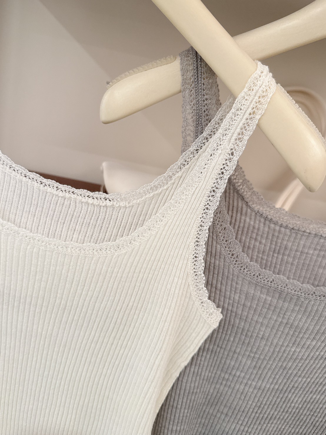 B41.蕾絲滾邊坑條小背心