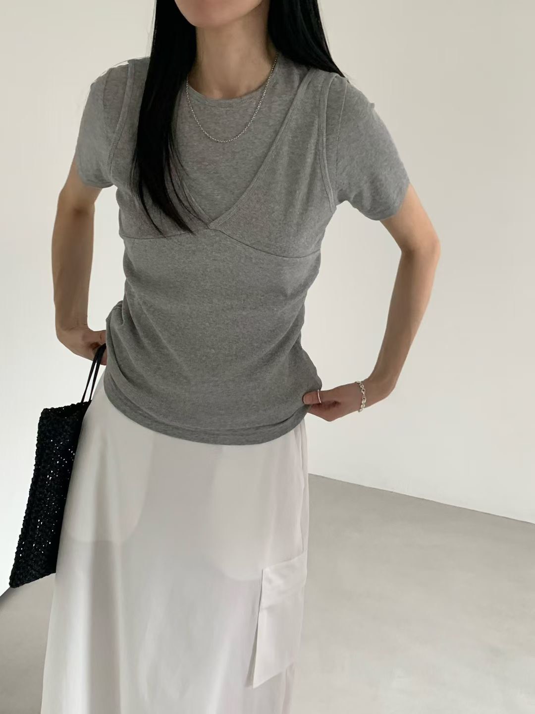 B63.顯瘦大V女人味背心