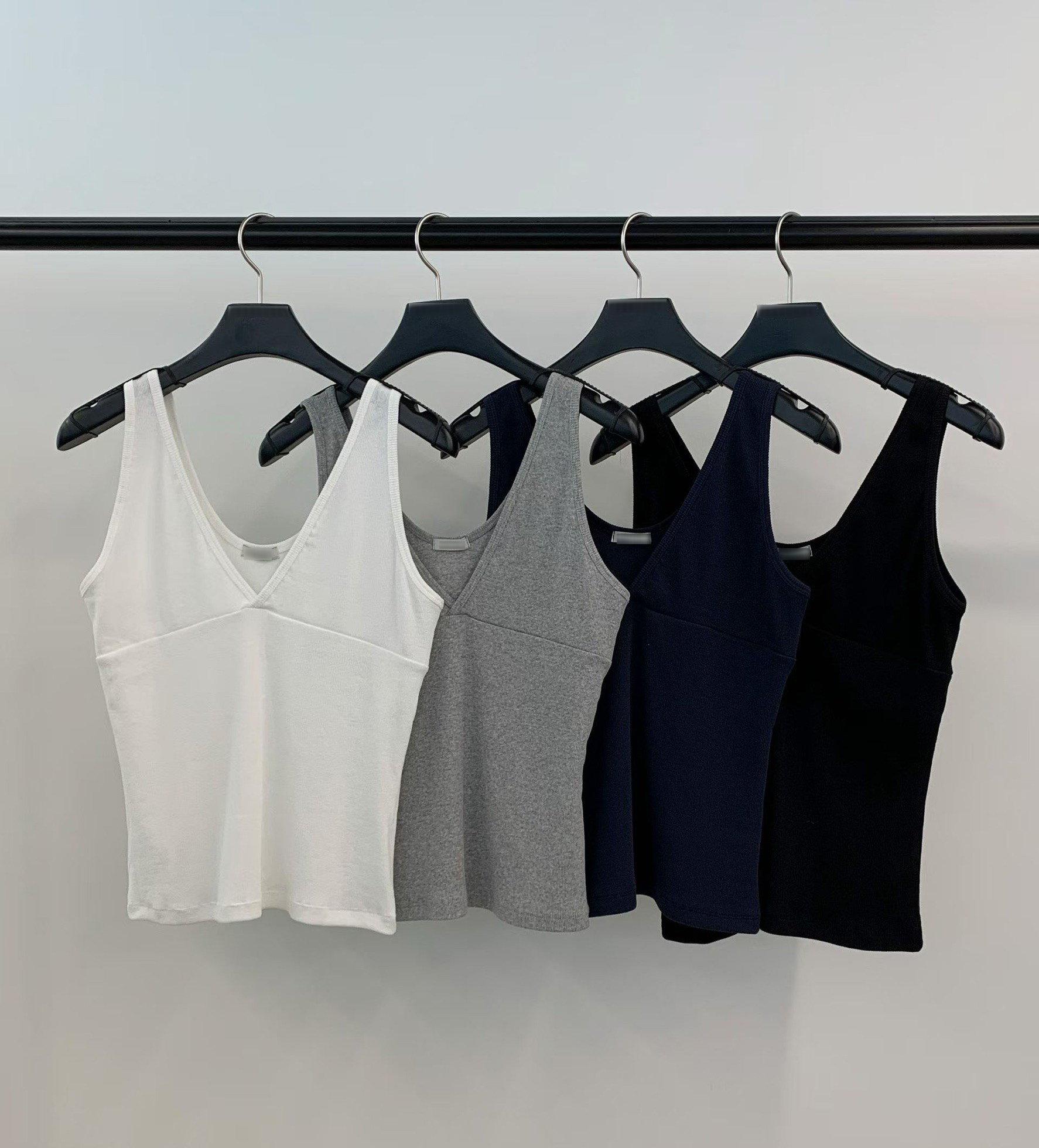 B63.顯瘦大V女人味背心