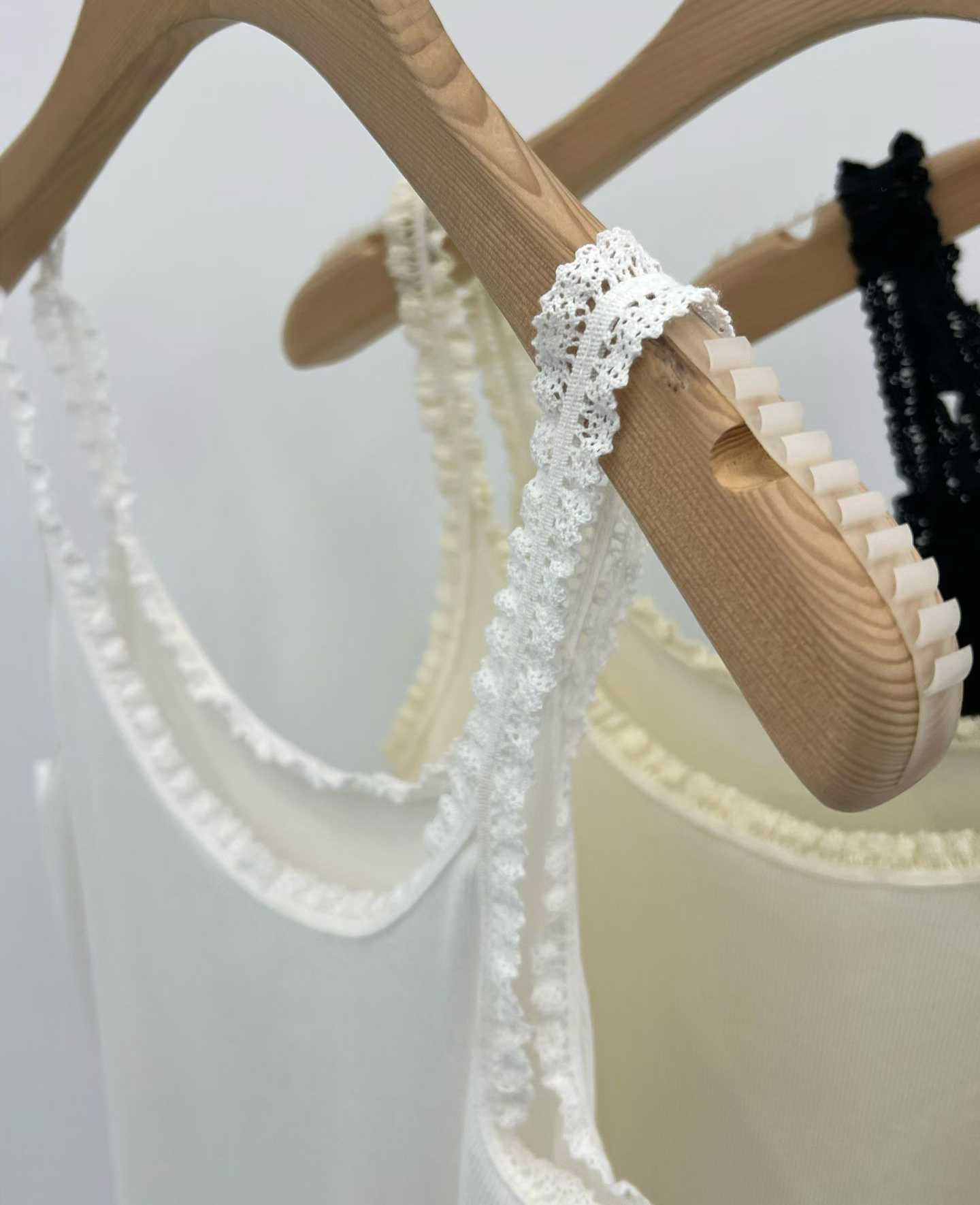 B15.大V家蕾絲滾邊背心