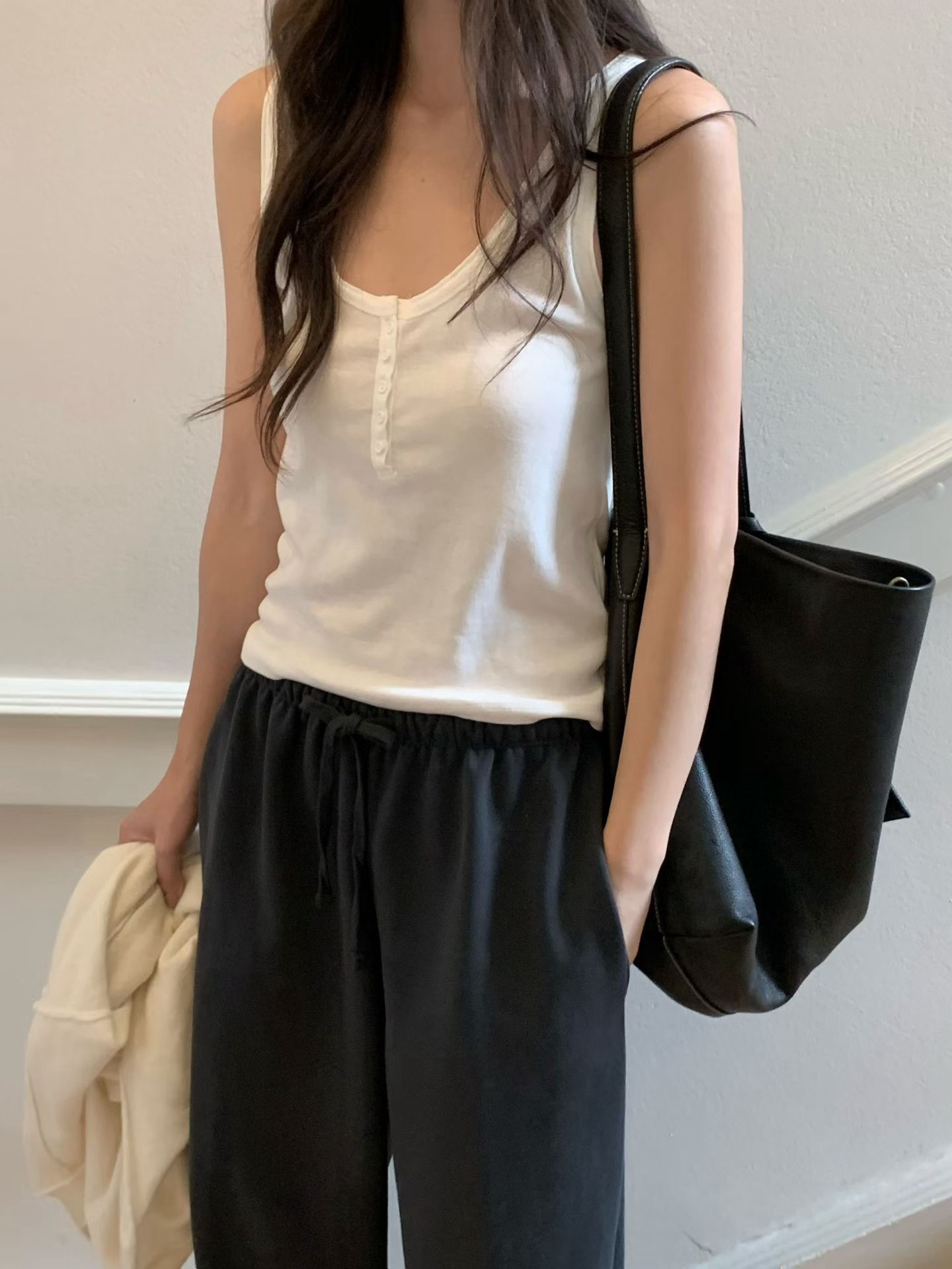 B65.小V家小排釦U領背心
