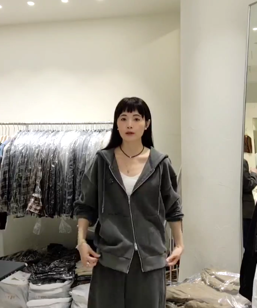 小臉歐膩小繡字口袋連帽外套