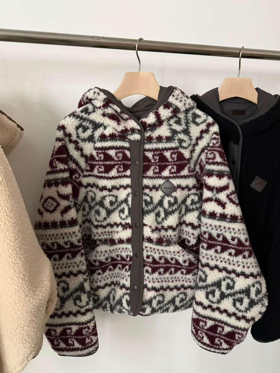 A77.設計款雙面穿圖騰QQ毛連帽外套