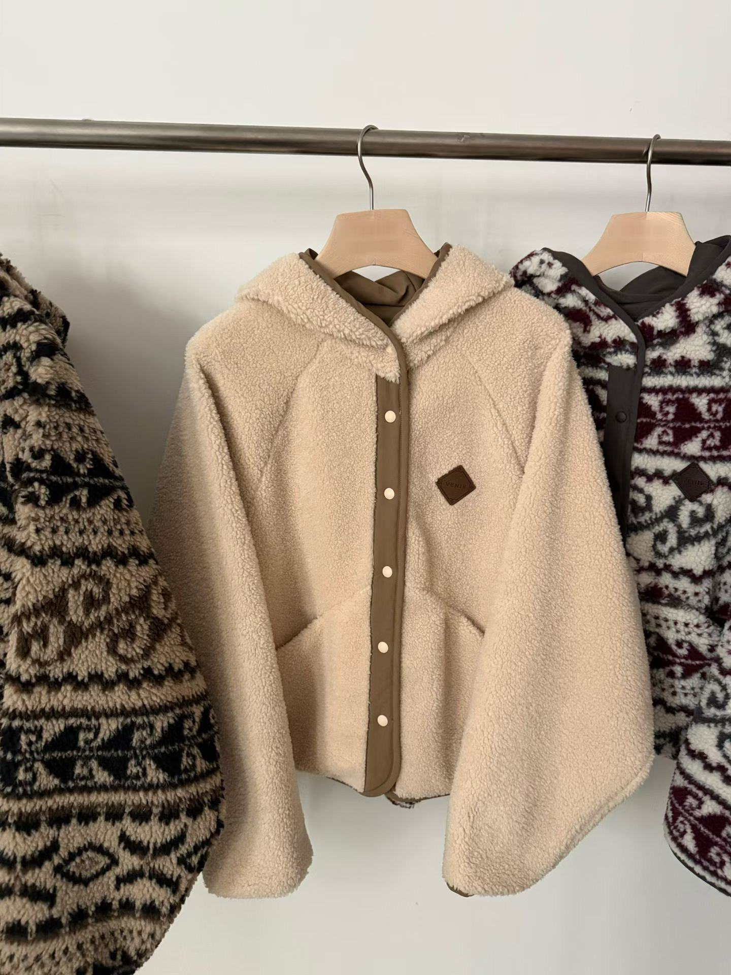 A77.設計款雙面穿圖騰QQ毛連帽外套